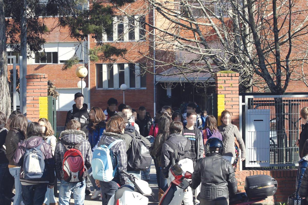 Alumnos de un instituto de Vigo a la salida del centro.