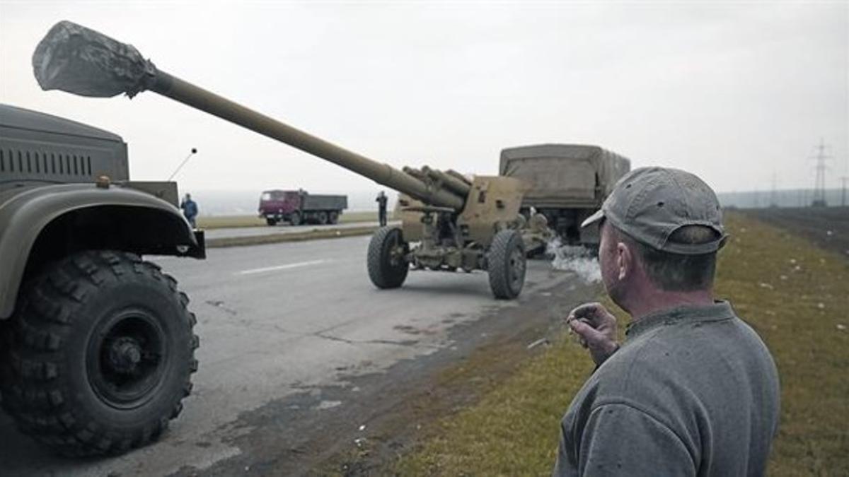 Un hombre contempla el paso de un convoy militar ucraniano cerca de Donetsk.