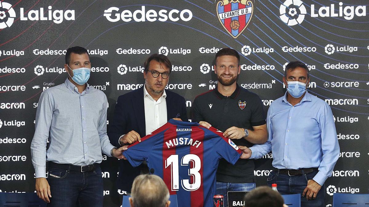 David Navarro, Quico Catlán, Shkodran Mustafi y Manolo Salvador, ayer, en la presentación del defensa alemano-kosovar. | J.M.LÓPEZ