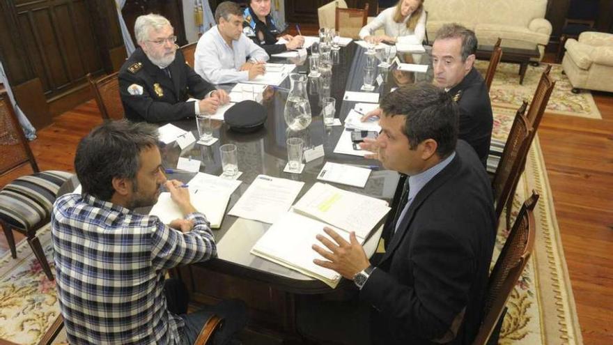 Xulio Ferreiro y Jorge Atán, en primer término, ayer en la Junta Local de Seguridad.