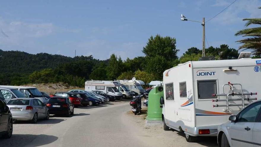 Autocaravantas aparcadas en las inmediaciones de la playa de Nerga. // Gonzalo Núñez