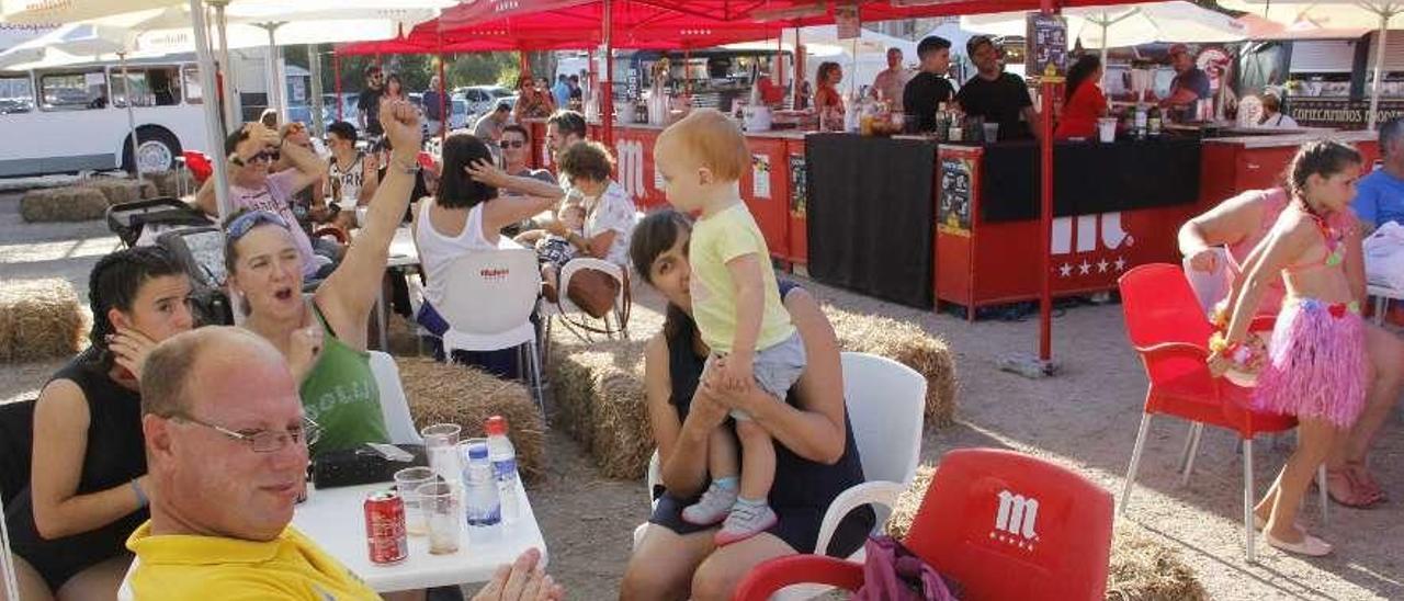 La anterior edición de la feria Rilla na Rúa en Cangas. // Santos Álvarez