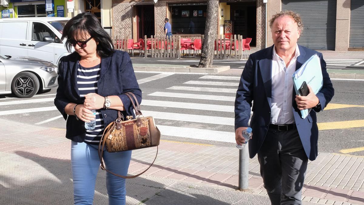 La alcaldesa de Algueña, María del Carmen Jover, junto a su abogado, Ricard Sala, hace unos días cuando fue a declarar por la causa de las basuras.