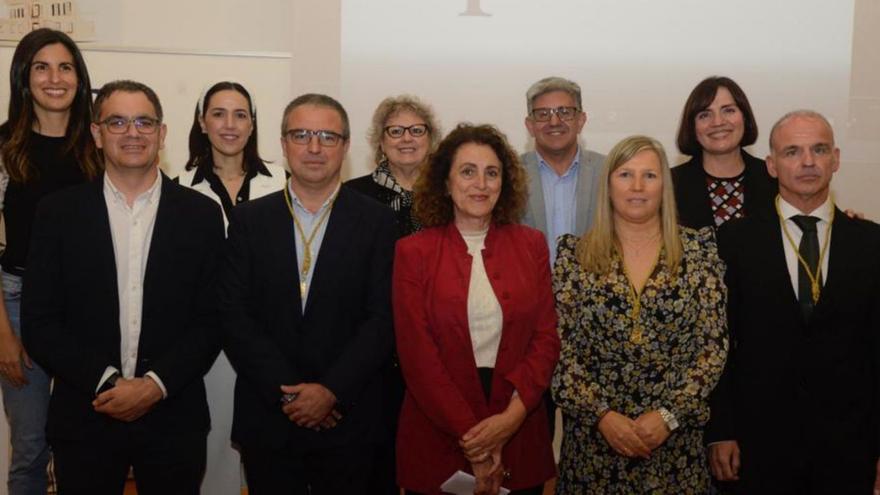 Los premiados posan junto a los miembros de la junta directiva de la APM. | L.O.