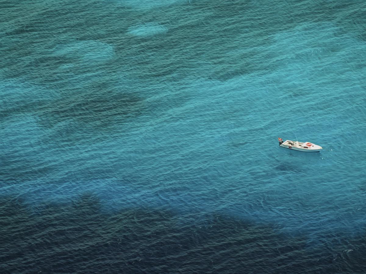 Barco en el borde superior del 'Blue Hole'