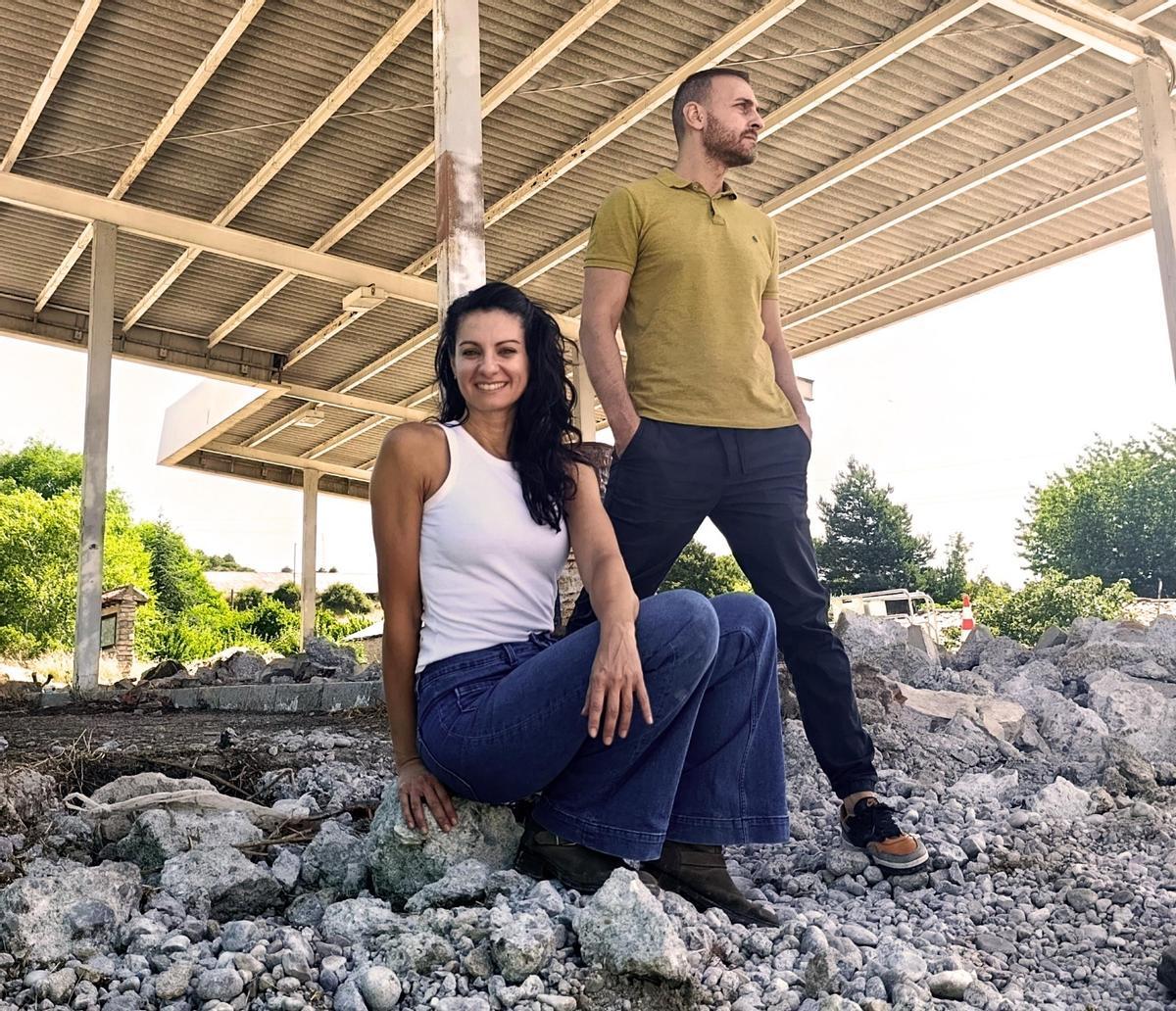 Beatriz y Ángel posan en la antigua gasolinera de Villanueva de Alcorcón antes de reformarla.