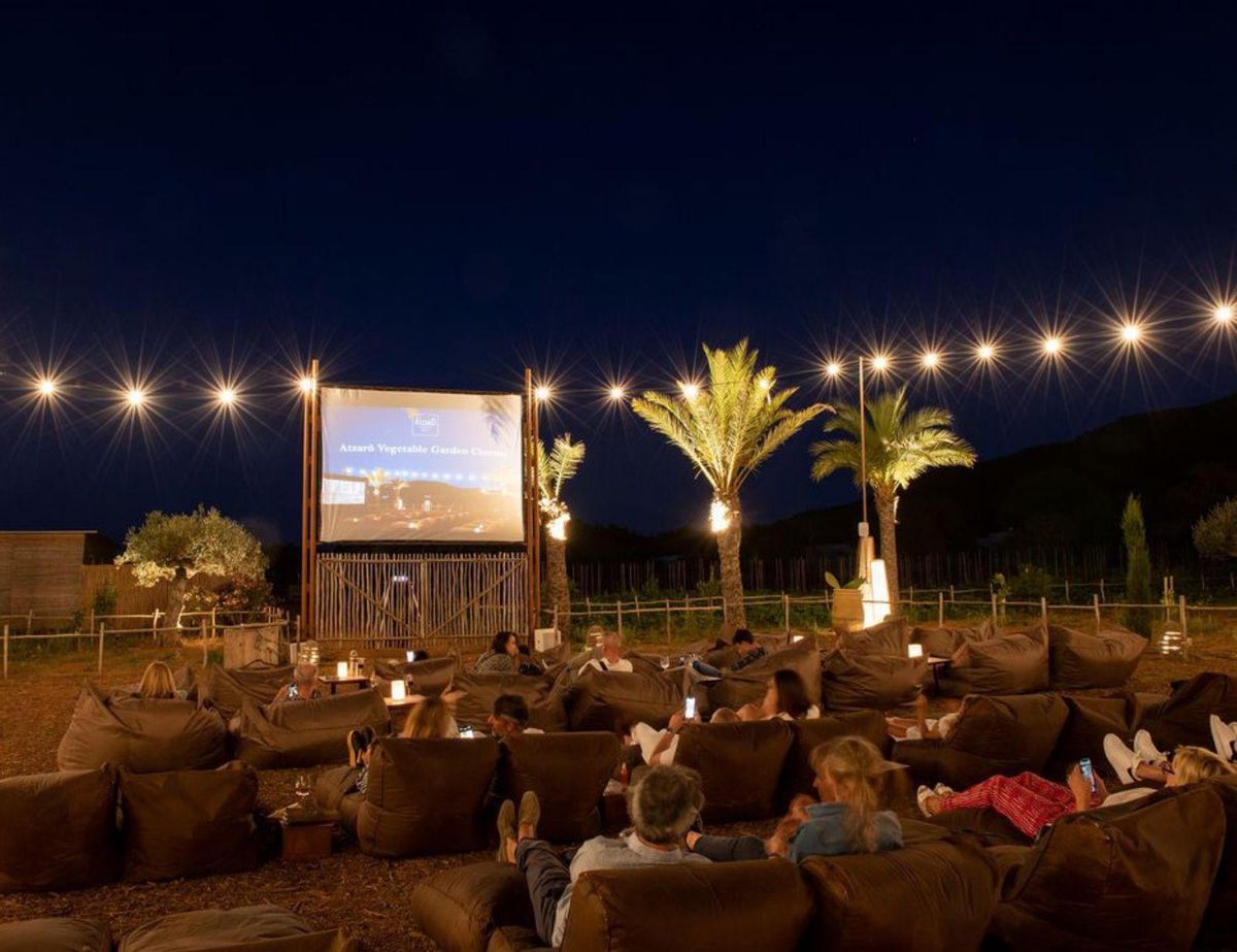 El cine en el huerto de Atzaró, un complemento perfecto para la cena. | ATZARÓ