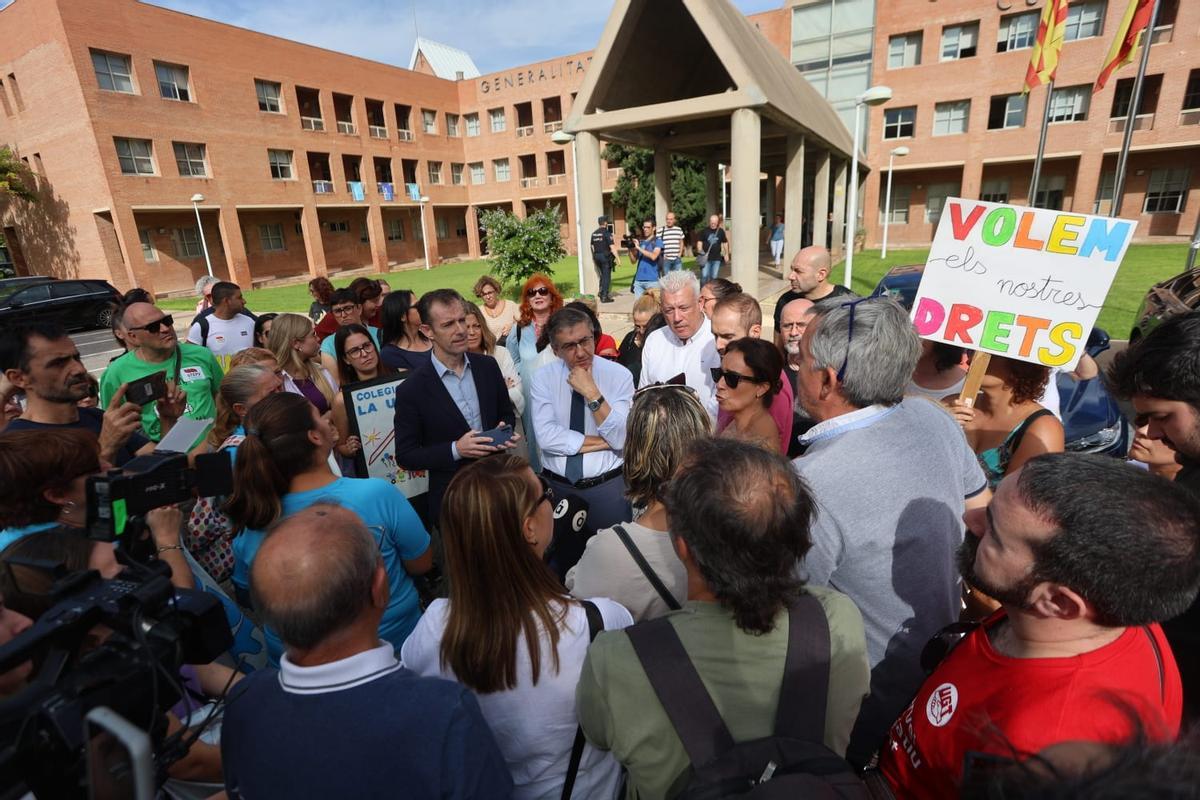 El conseller de Educación José Antonio Rovira atiende a las familias afectadas por el bus escolar que protestan en la sede de Conselleria.
