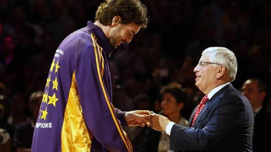 Pau Gasol recibe su anillo de campeon de manos del comisionado David Stern. // Lucy Nicholson