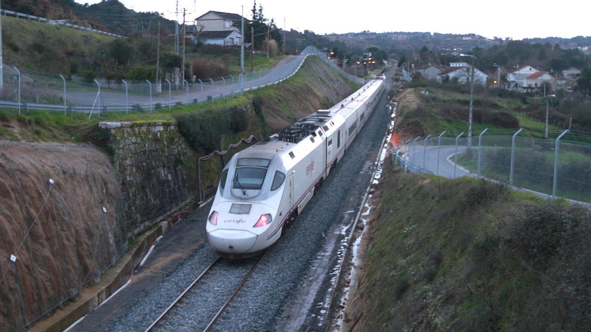 El rechazo del Gobierno al ancho europeo amenaza con perpetuar el cuello de botella ferroviario de Ourense