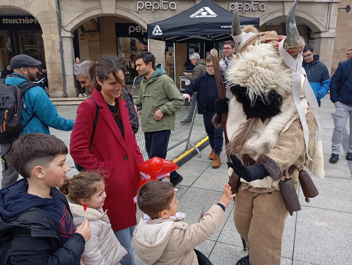 En imágenes: el Antroxu tradicional de Avilés, de pasacalles y comedia