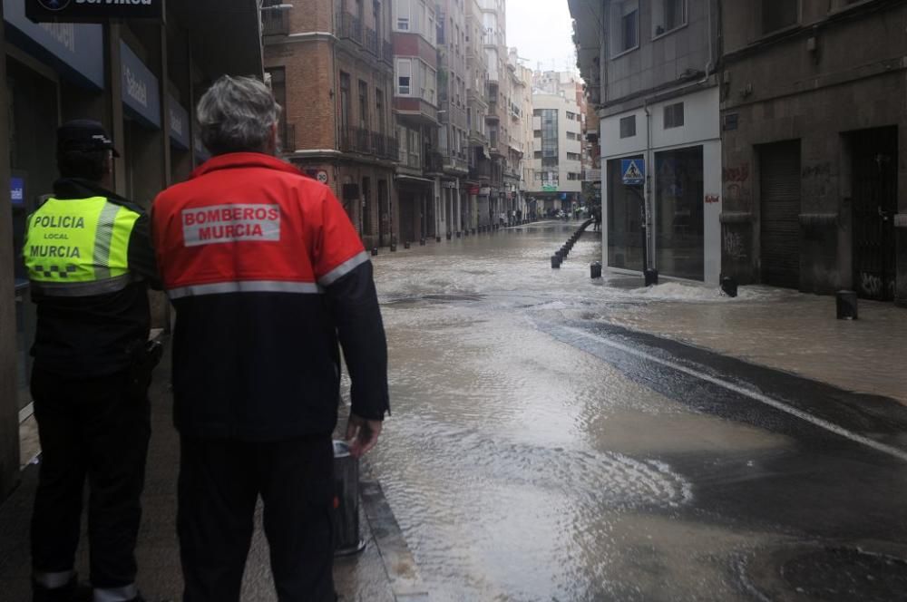 Revienta una tubería en el centro de Murcia