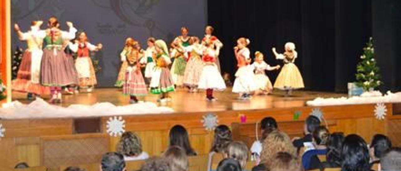 Los bailes tradicionales amenizaron la primera jornada de las fiestas de las rosarieras.