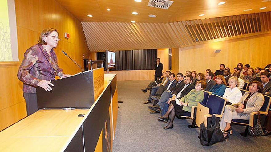 La consellera Carme Capdevila s&#039;adreça als assistents durant la conferència.