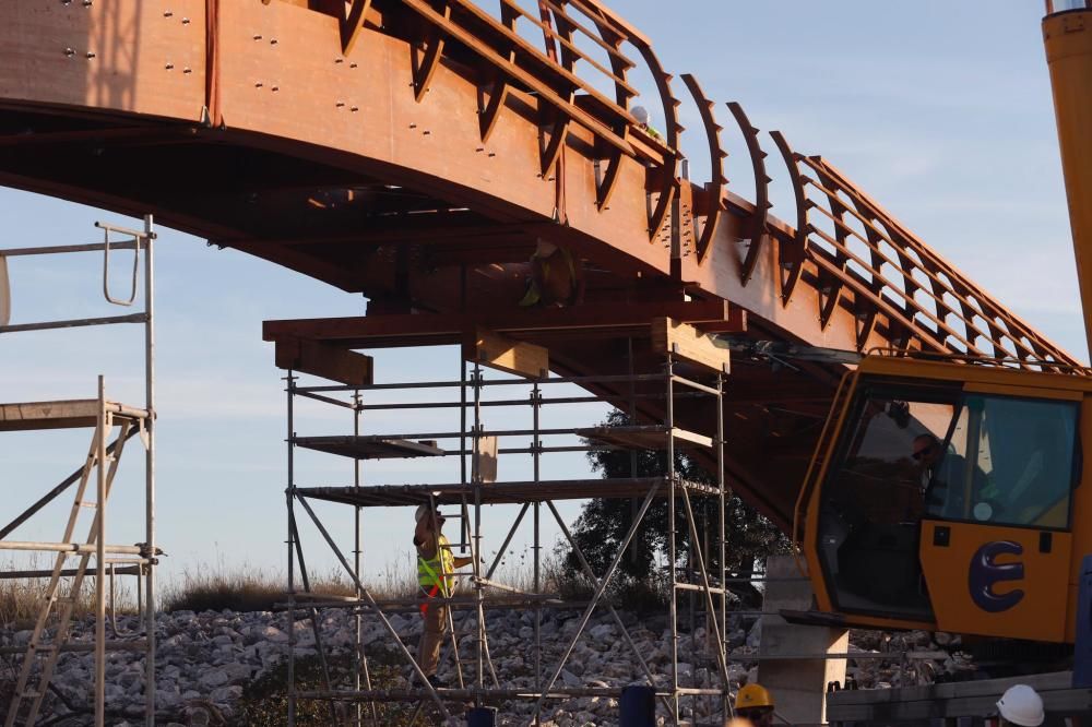 Comienzan a instalar la nueva pasarela de madera del Guadalhorce