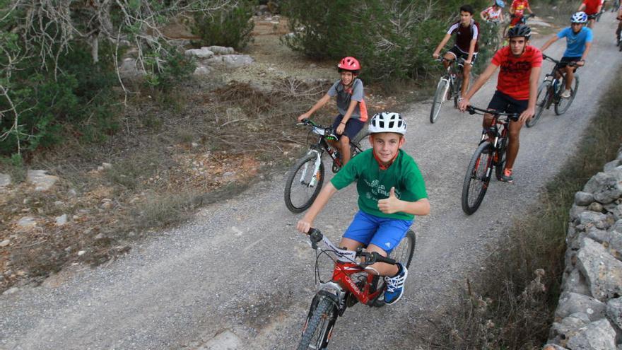 Ciclistas en Sant Mateu.