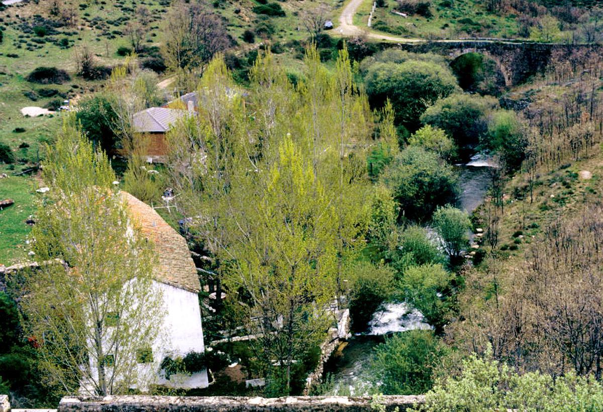 El río Madarquillos a su paso por Horcajo de la Sierra.