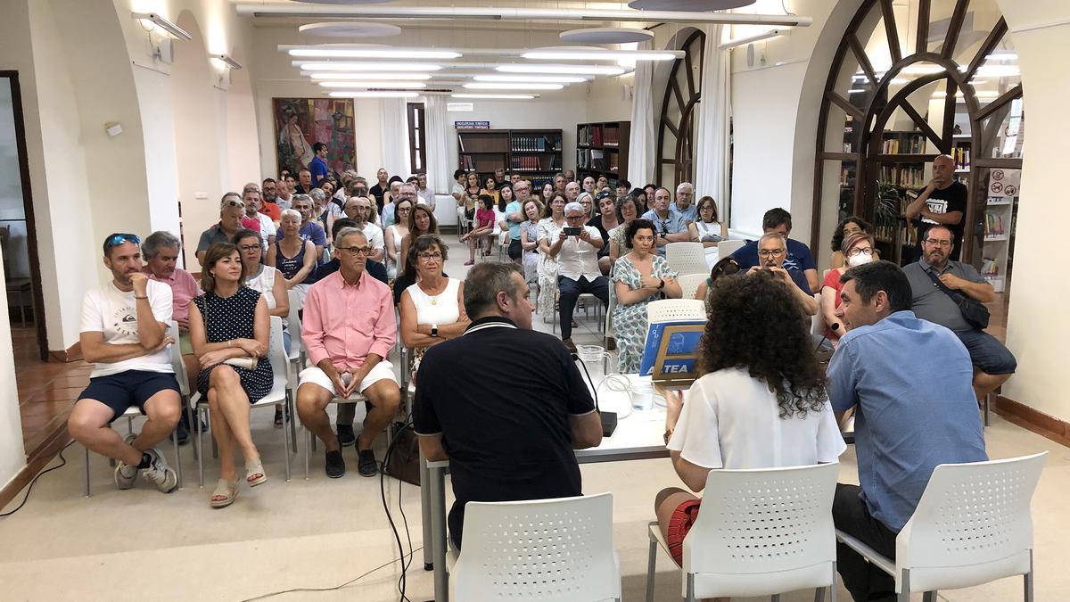 La presentación de la revista monográfica sobre Altea.