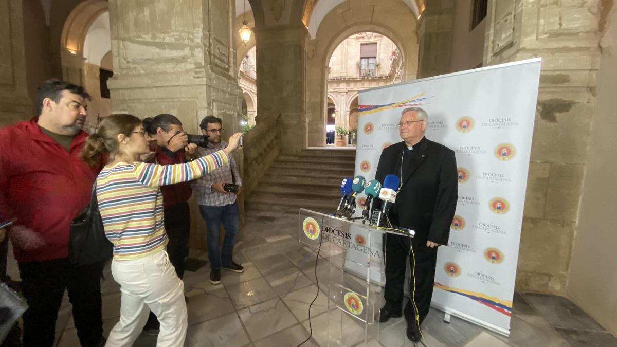 Los periodistas fotografían al obispo momentos antes del inicio de su comparecencia, este jueves en Murcia.