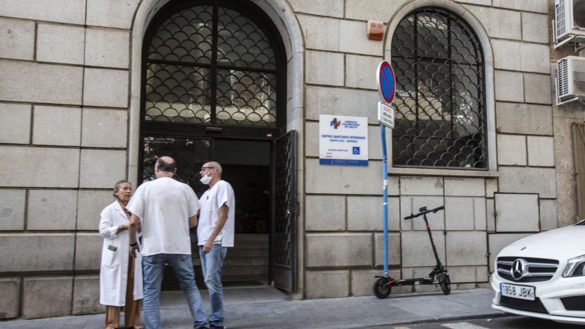 Médicos en los exteriores del centro de salud de la calle Gerona de Alicante