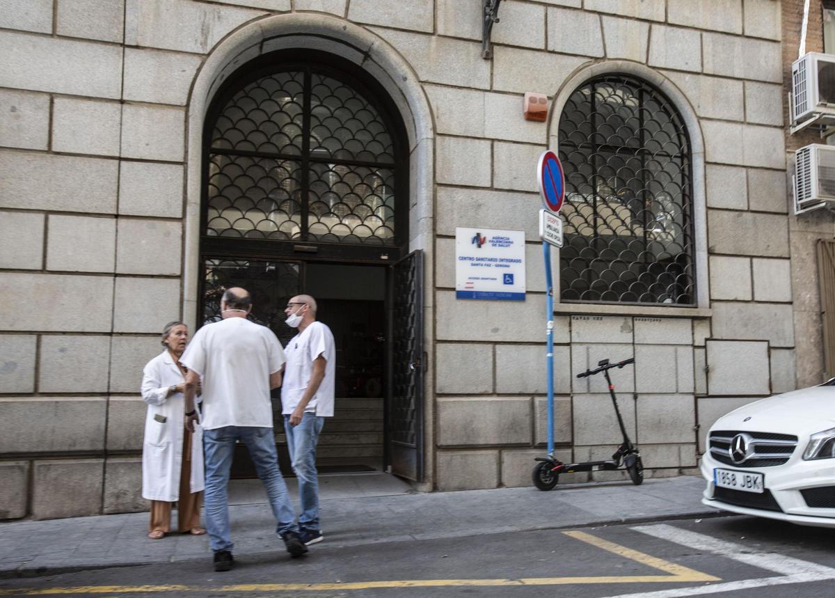 Médicos en los exteriores del centro de salud de la calle Gerona de Alicante
