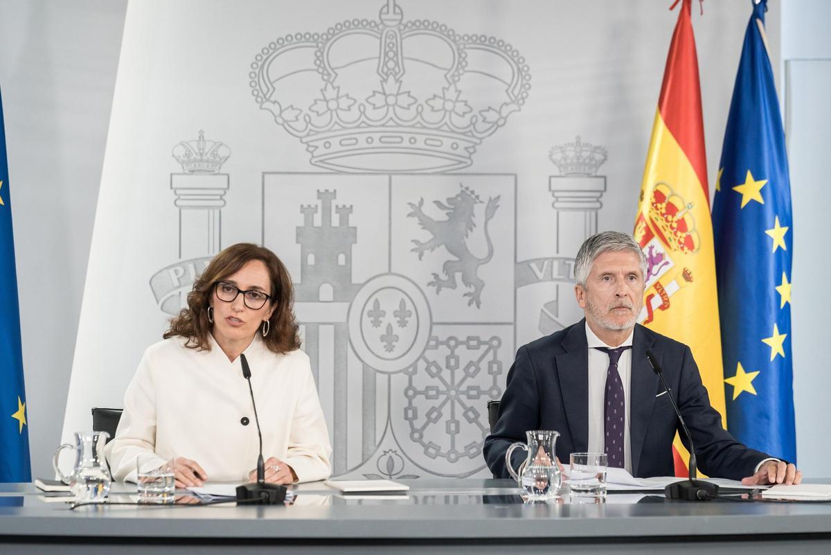La ministra de Sanidad, Mónica García, y el ministro del Interior, Fernando Grande-Marlaska, durante una rueda de prensa, en el Complejo de la Moncloa, a 6 de mayo de 2026, en Madrid (España). Los ministros comparecen para informar de la reunión de seguim