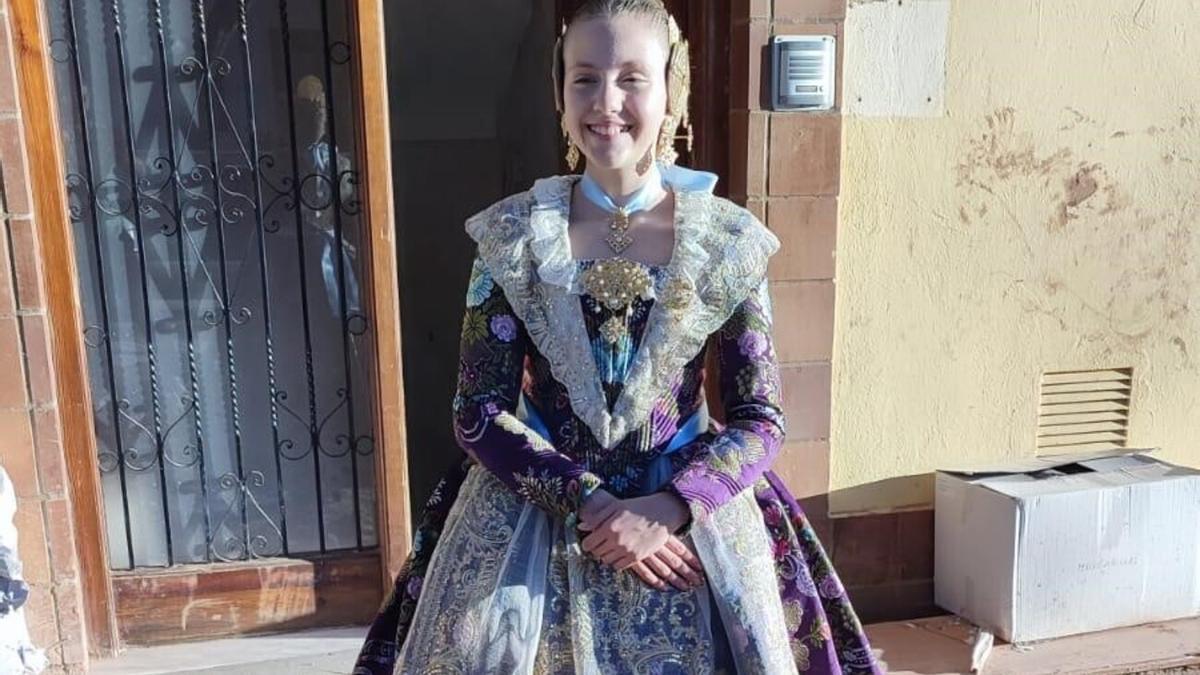 Leyre Moreno, vestida de fallera en el entorno embarrado de su casa.