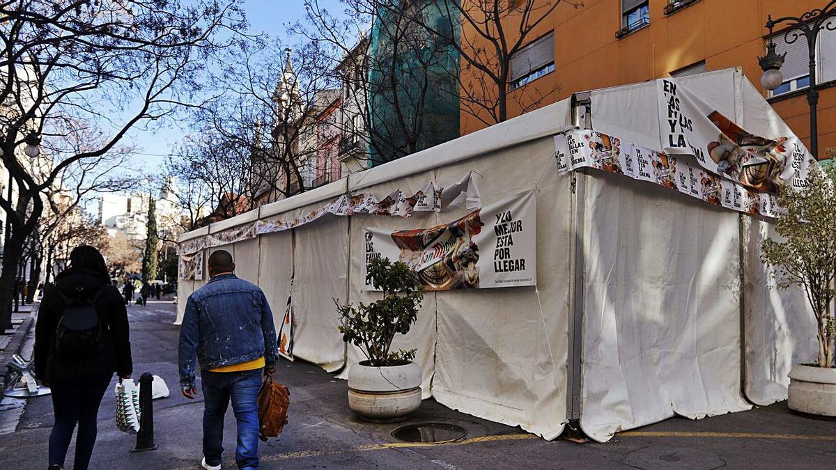 Una carpa fallera junto al edificio de La Lonja en València, en una foto de archivo.  | M. ÁNGEL MONTESINOS