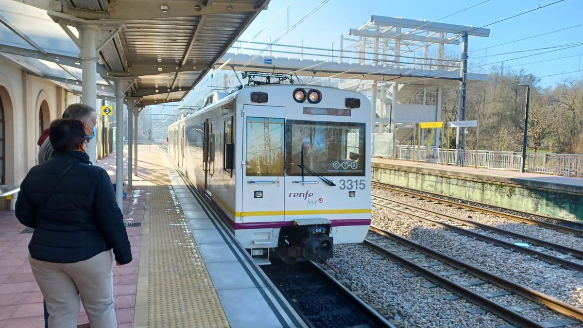 Estación de tren de la Pola, con la obra de la pasarela al fondo, a medio construir.