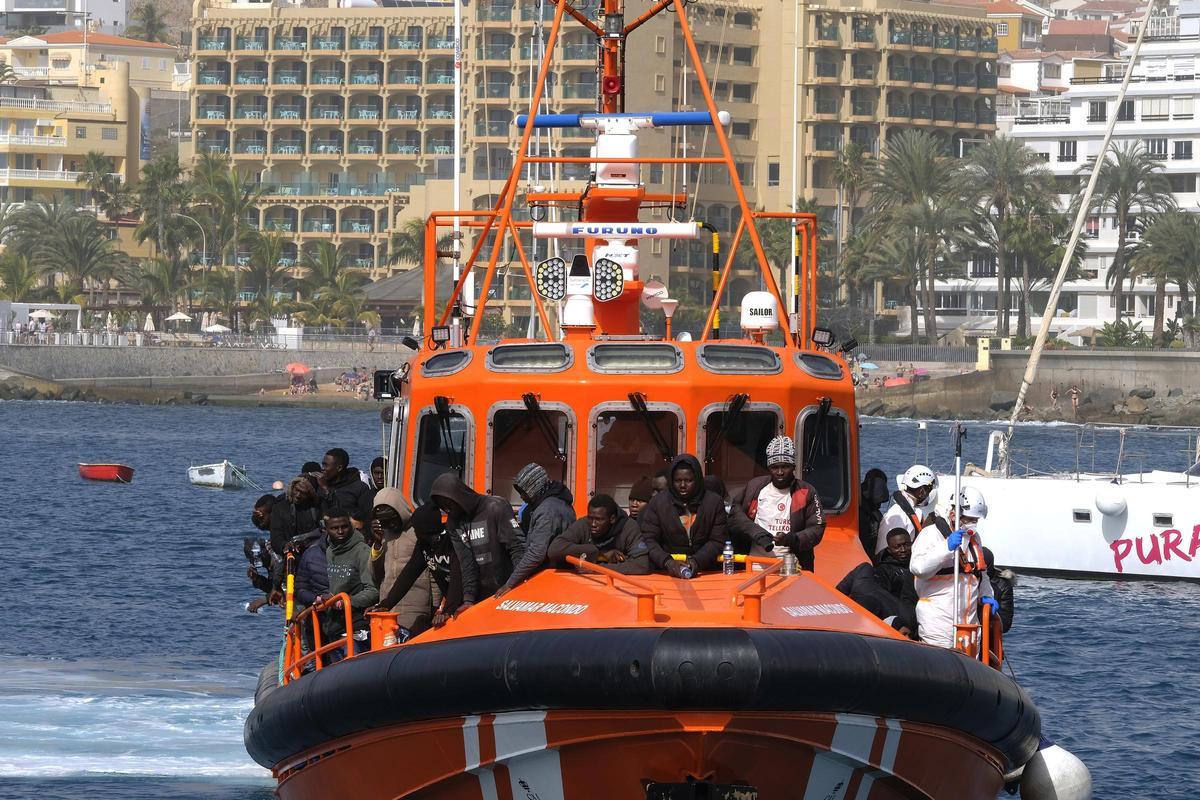 Archivo - Un barco de Salvamento Marítimo con casi un centenar de migrantes llega al Muelle de Arguineguín, a 12 de febrero de 2023, en Gran Canaria, Las Palmas, Canarias (España). Salvamento Marítimo ha rescatado a 98 migrantes de origen subsahariano de