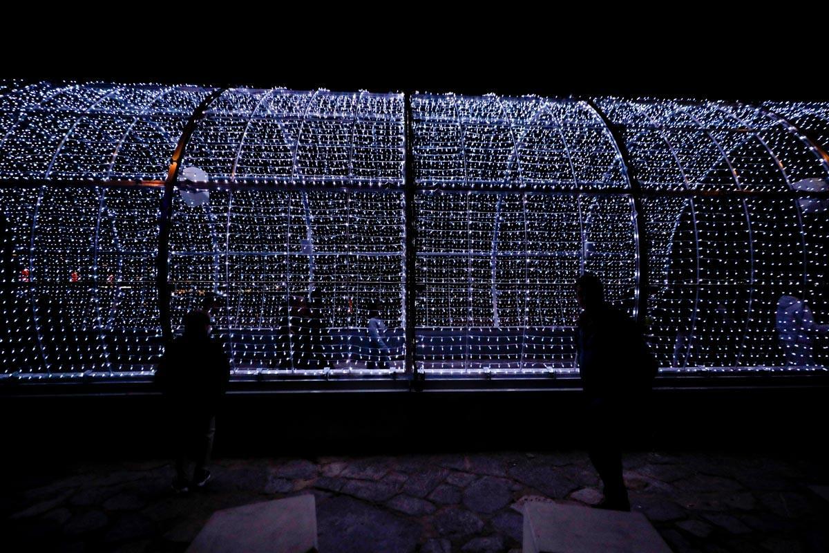 Galería: Juegos y risas en el túnel de luces del puerto de Ibiza