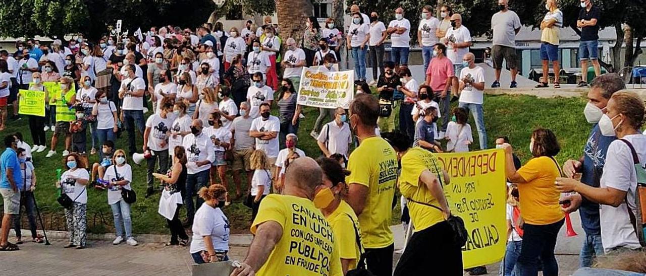 Concentración de protesta de los empleados públicos en abuso de temporalidad.