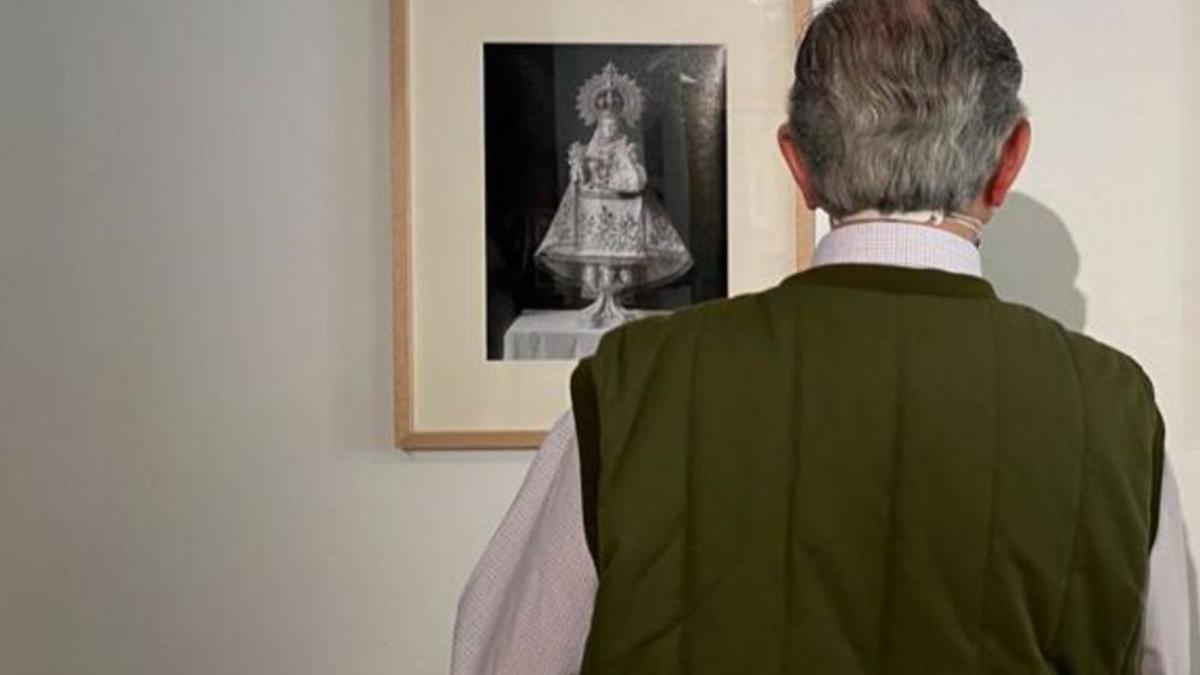 Un visitante observa las fotografías de Daniel Álvarez Fervienza en el Museo Arqueológico de Asturias | C. Jaquete