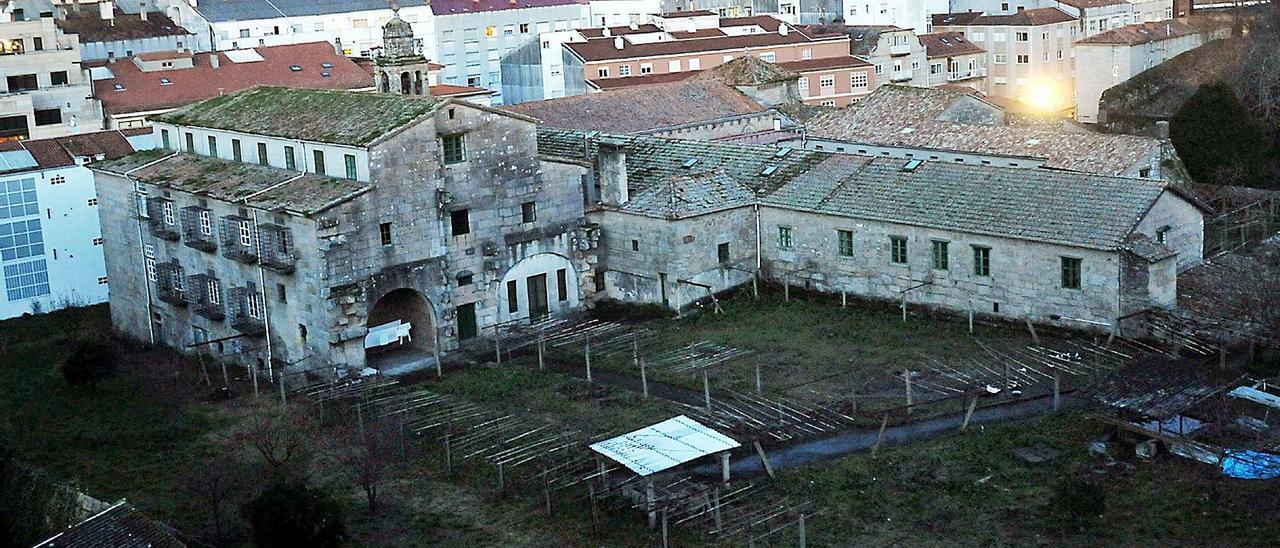 Una vista del convento de Santa Clara, su iglesia y su finca en pleno centro de Pontevedra.   | // RAFA VÁZQUEZ