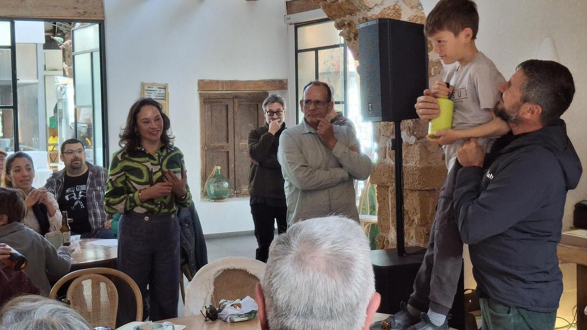La transmisión cultural: Héctor Carrió, de Tossut de Pedreguer, aúpa a su hijo