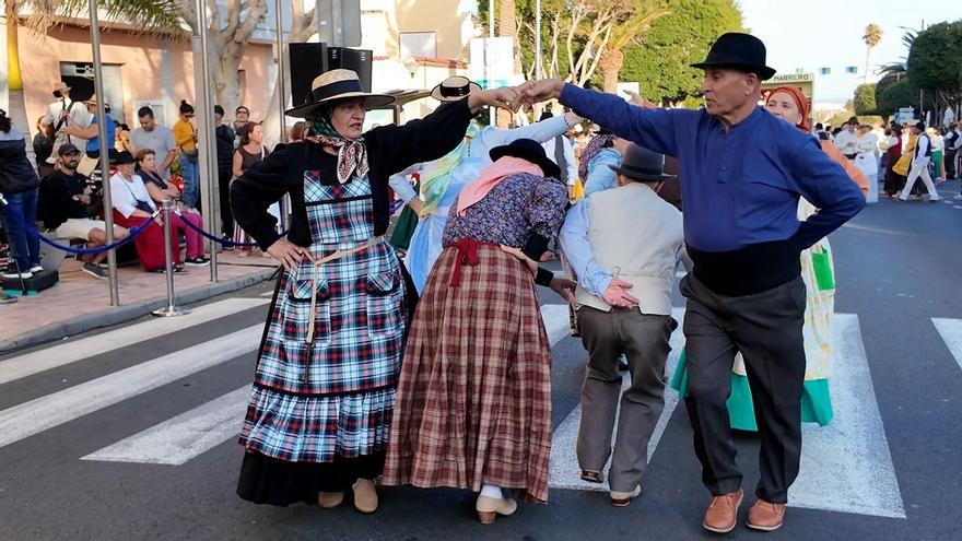 El folclore llena las calles del Cruce de Arinaga por la Romería de San José Obrero