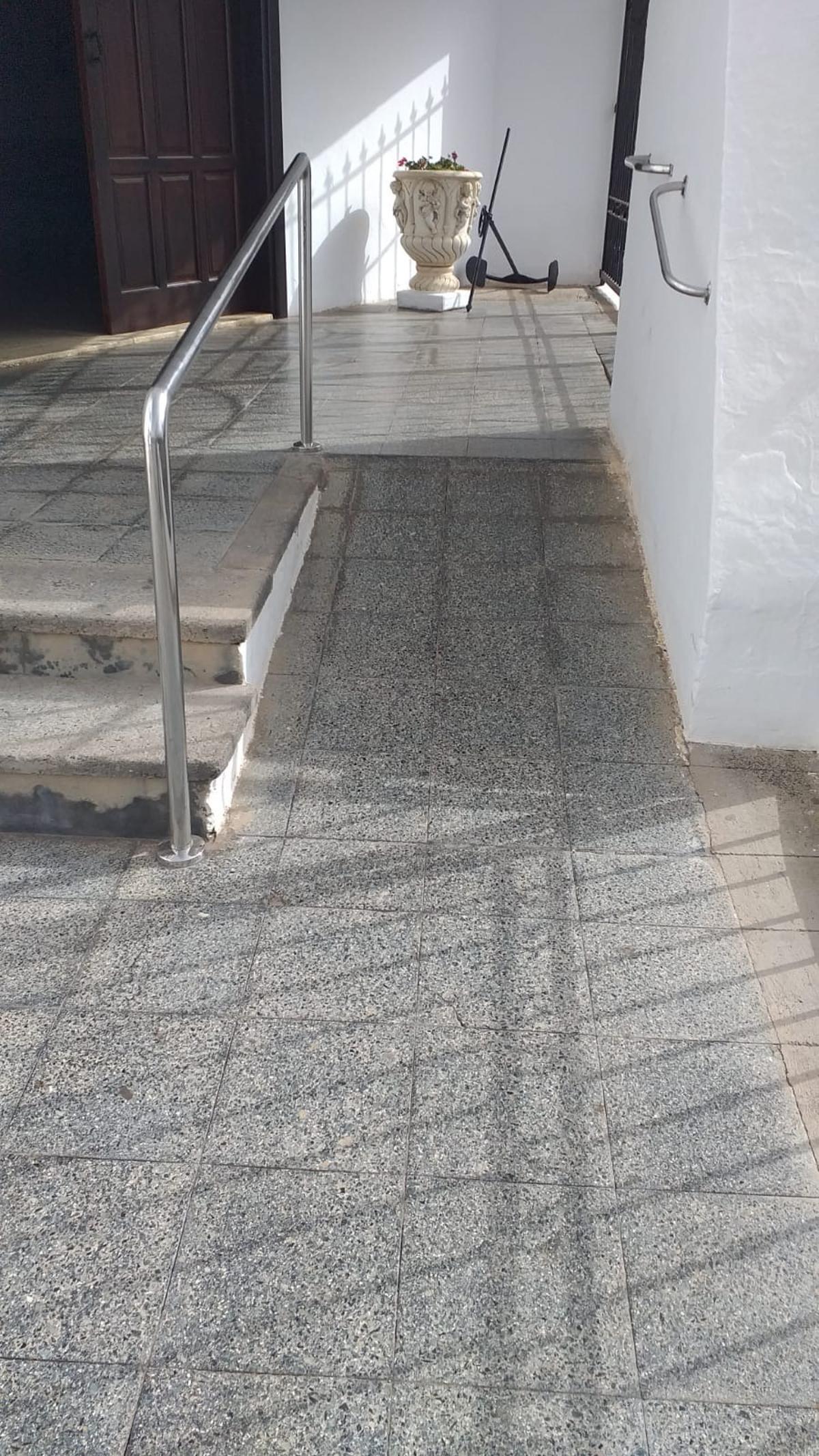 La rampa de Mari Luz, en el acceso a la iglesia de Valterra, en Arrecife.