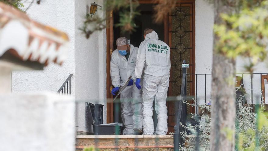 Dos de los especialistas de Criminalística, ayer, durante la inspección de la vivienda. | MIGUEL ÁNGEL MONTESINOS