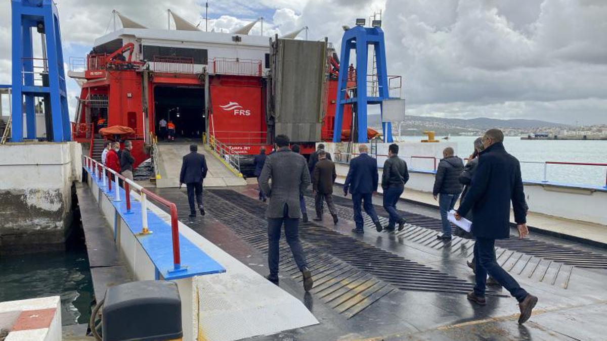 Llegada del primer barco procedente de Tarifa al puerto de Tánger (Marruecos)