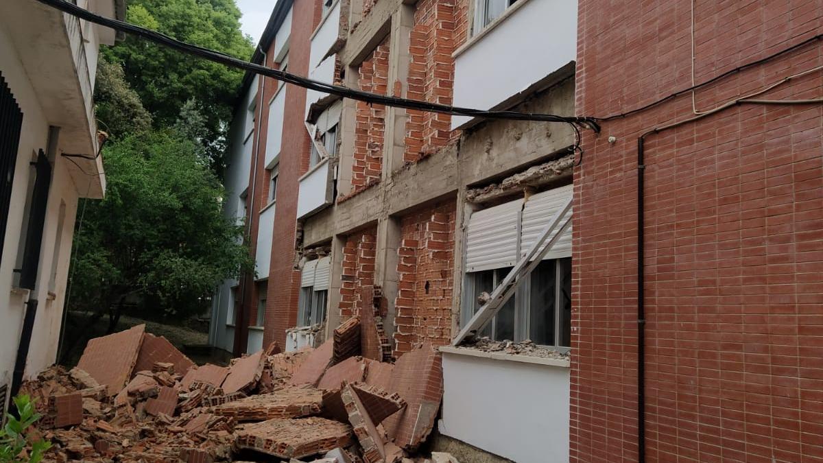 Revestimiento de la pared desprendida en el instituto de Plasencia.