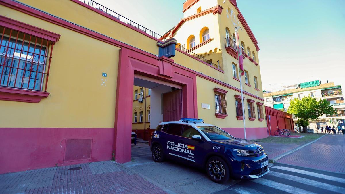 Un vehículo de la Policía Nacional sale del garaje de la comisaría de Campo Madre de Dios, en Córdoba capital.