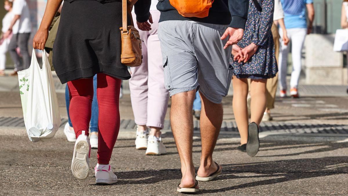 Caminar de forma habitual puede ayudarnos a mantenernos sanos.
