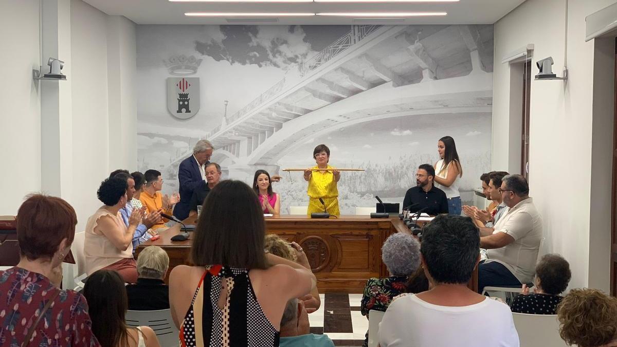 La nueva alcaldesa, Horte Gómez, levanta el bastón de mando.