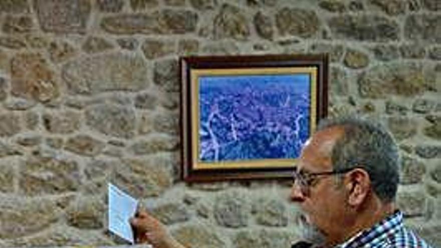 El candidato de Fermoselle Atrévete deposita su papeleta en la urna el pasado 26 de mayo.