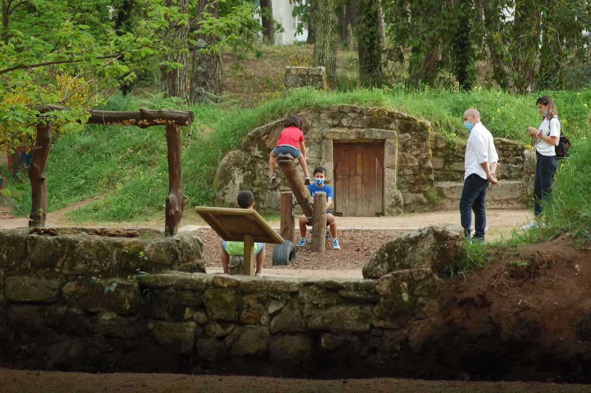 La Aldea Grobit, a escasos metros de la parcela de los burros.