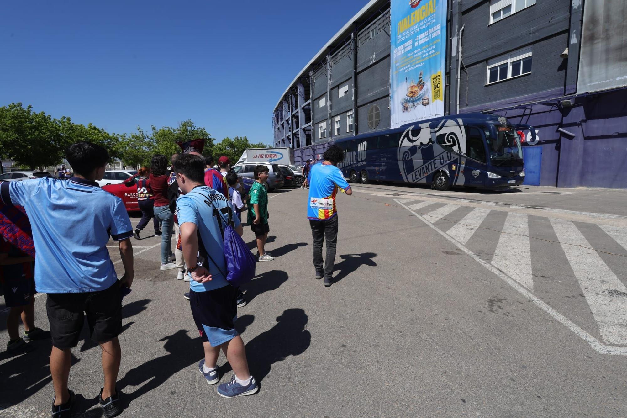 Algunos aficionados desean suerte al Levante UD antes de viajar a Buegos