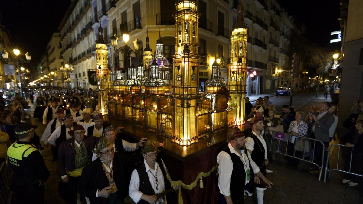 El Rosario de Cristal es uno de los actos más multitudinarios de las fiestas.