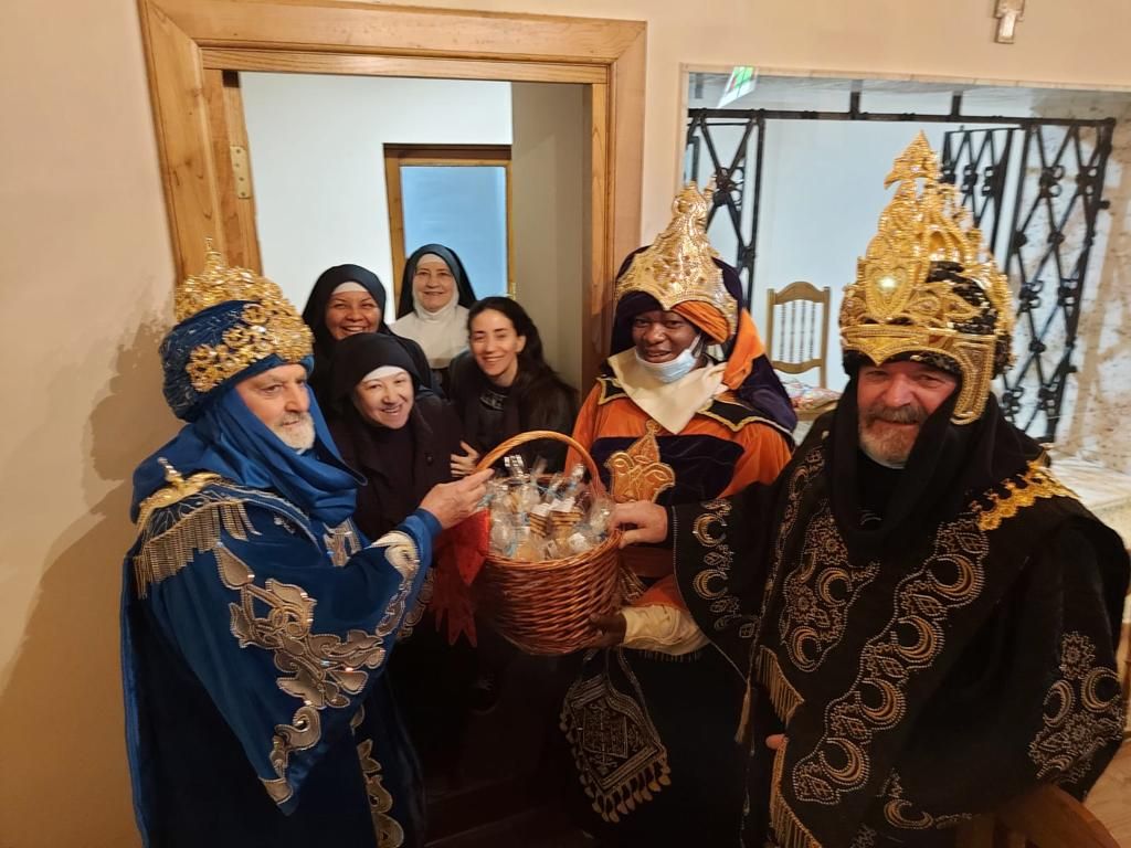 Los Reyes Magos ya están en Villaviciosa: así ha sido su emotivo encuentro con las personas mayores del concejo