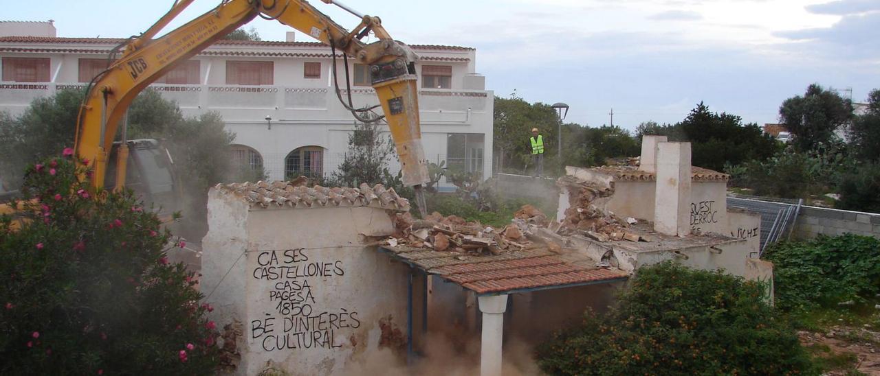 Demolición, en 2005, de la casa payesa Ca ses Castellones, en el centro de Sant Ferran.