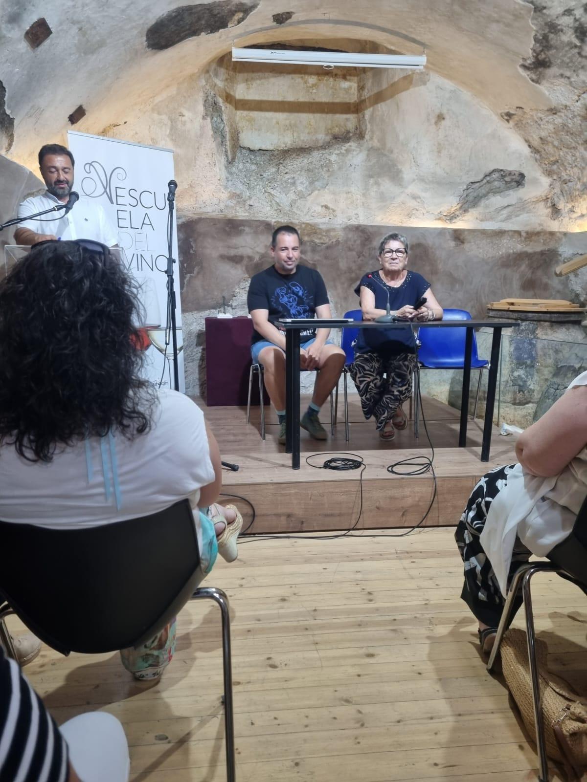 Tres generaciones emocionan al público en la Escuela del Vino con un encuentro cargado de vivencias y reflexión